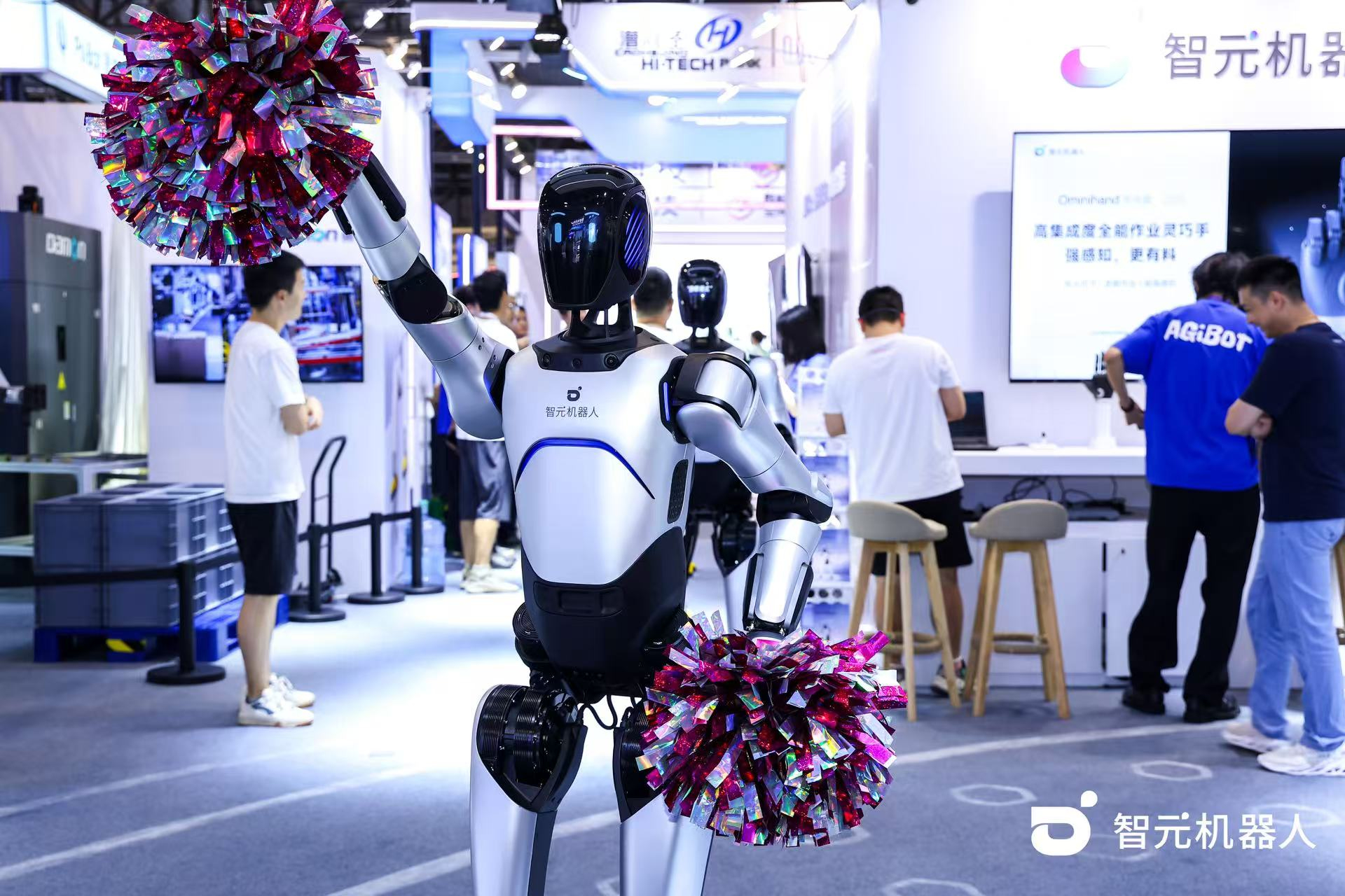 金年会机器人 WAIC 首日展台火爆，机器人家族集体打工忙不停